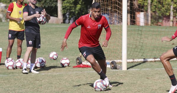 Yan Victor vê solidez no sistema defensivo e diz que equipe está pensando jogo a jogo