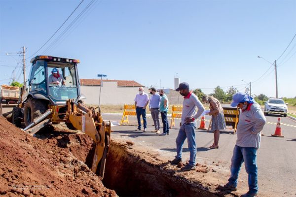 Iniciada construção de galerias de água e esgoto da rua Fioravante Modesto