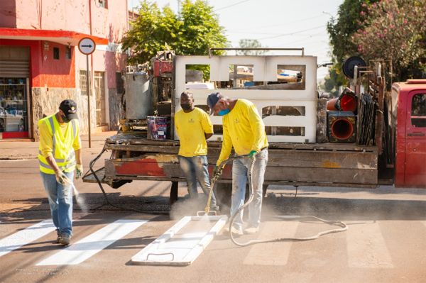 Prefeitura avança com pintura de sinalização de solo em Cruz das Posses