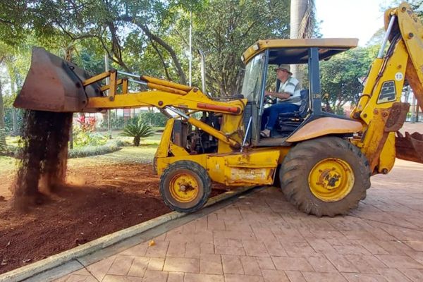 Cruz das Posses recebe melhorias no trânsito, zeladoria e paisagismo