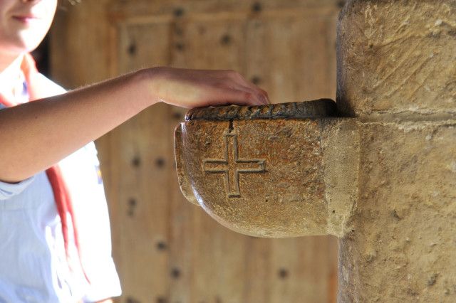 RELIGIÃO - Posso beber água benta ou limpar a casa com ela?