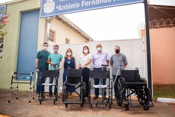 Prefeitura de Sertãozinho faz entrega de cadeiras de rodas, andadores e muletas