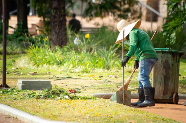 Prefeitura de Sertãozinho intensifica trabalho de limpeza no município após forte chuva de ontem