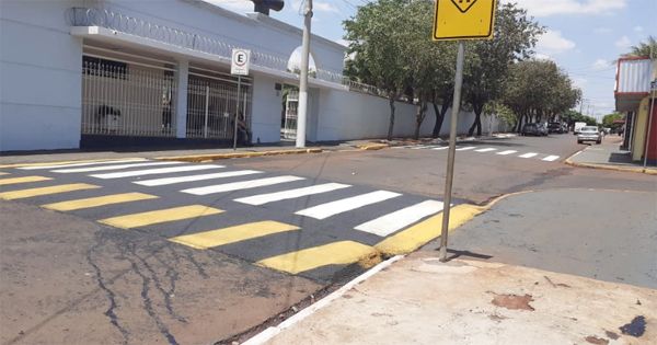 Segurança no trânsito é reforçada com construção de lombofaixas e pintura de solo em torno de cemitérios