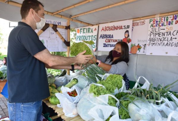 Feira orgânica do Programa “Jovem Agricultor do Futuro” levou produtos saudáveis e sustentáveis à Praça 21 de abril