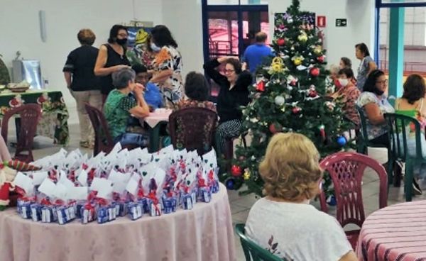 Idosos do Centro de Convivência do Idoso participam de confraternização de Natal