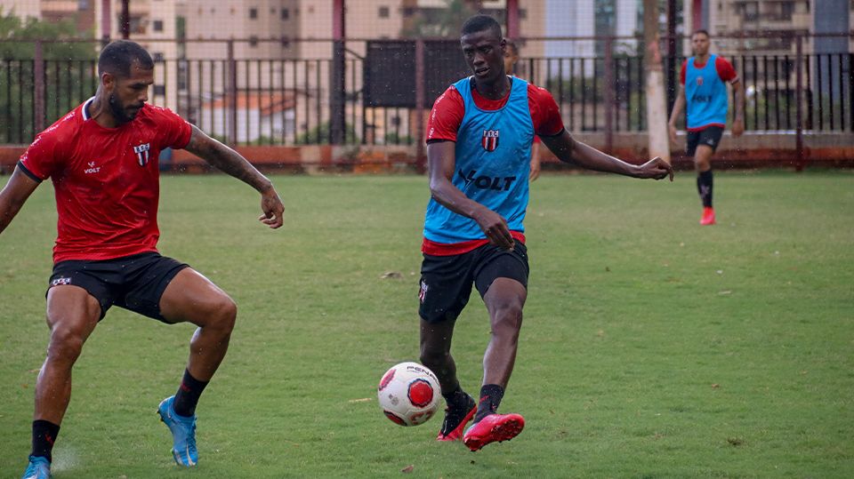 Saucedo elogia estrutura do Botafogo, cita Sócrates e Raí e diz estar à disposição para jogar