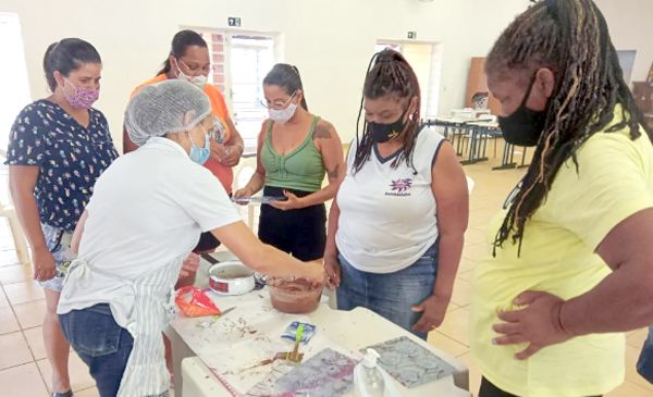 CRAS IV de Cruz das Posses capacita mulheres com minicurso de “biscoito de chocolate”