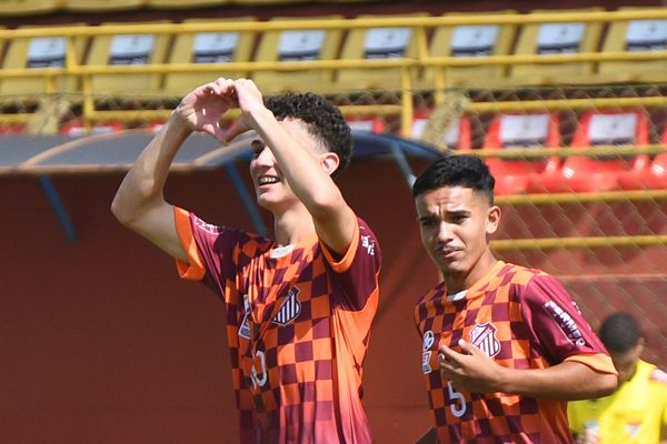 SUB- 15 - Tourinho vive um lindo caso de amor com a torcida