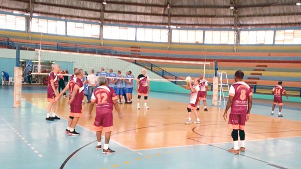 Vôlei adaptado retoma atividades com vitórias em três jogos