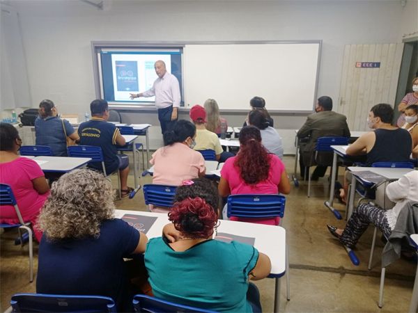 Com lousa digital, alunos com necessidades especiais educacionais e seus responsáveis recebem minicurso de empreendedorismo do Sebrae