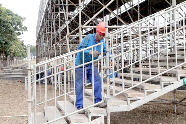 Equipes trabalham em ritmo acelerado na montagem da estrutura da Grande Festa do Peão de Sertãozinho