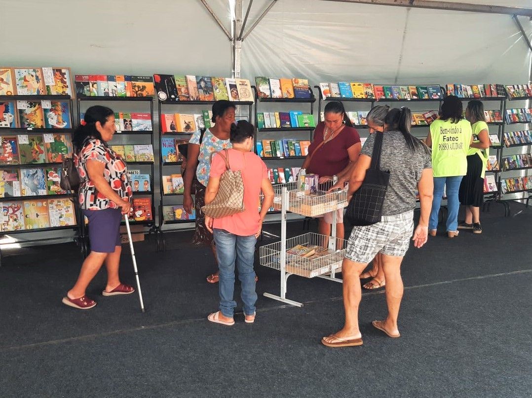 Grupo da Terceira Idade do CRAS IV realiza visita à feira do livro de Sertãozinho