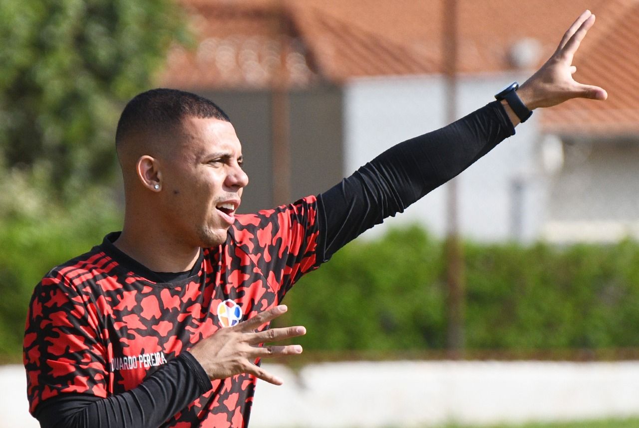 Treinador da EF7 fala sobre sonho em seguir carreira de jogador de futebol