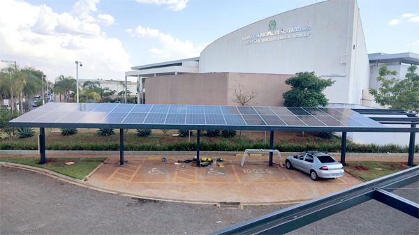 Placas solares que serão utilizadas para a produção de energia fotovoltaica na Câmara de Sertãozinho começam a ser instaladas