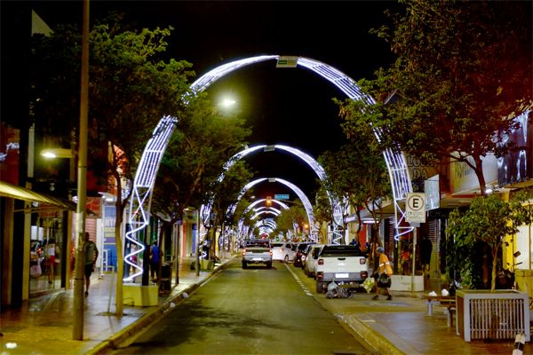 Programação de aniversário da cidade começa com iluminação natalina e atrações musicais na Praça 21 de Abril
