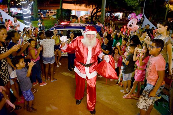 Distrito de Cruz das Posses ganha iluminação natalina e recebe Papai Noel