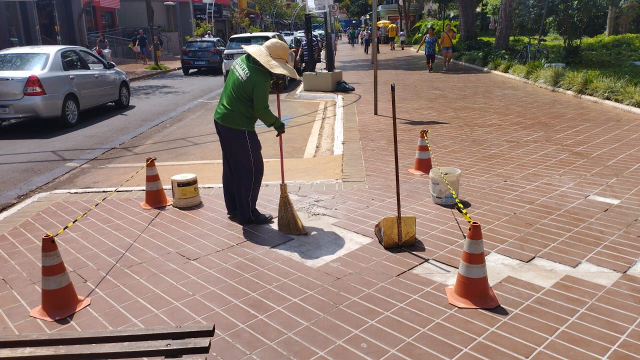 Prefeitura de Sertãozinho realiza serviços de zeladoria no terminal rodoviário, Praça 21 de Abril e outros pontos