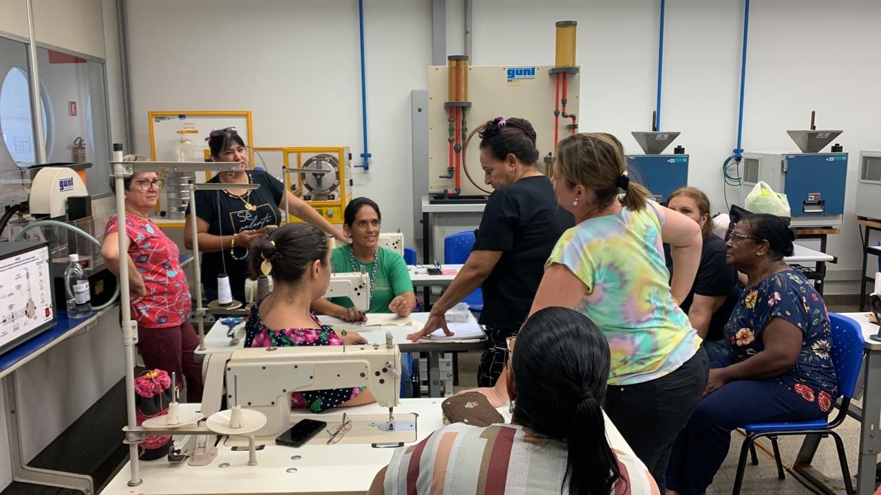 Aulas de curso de costura promovido pelo Fundo Social de Solidariedade já estão em andamento