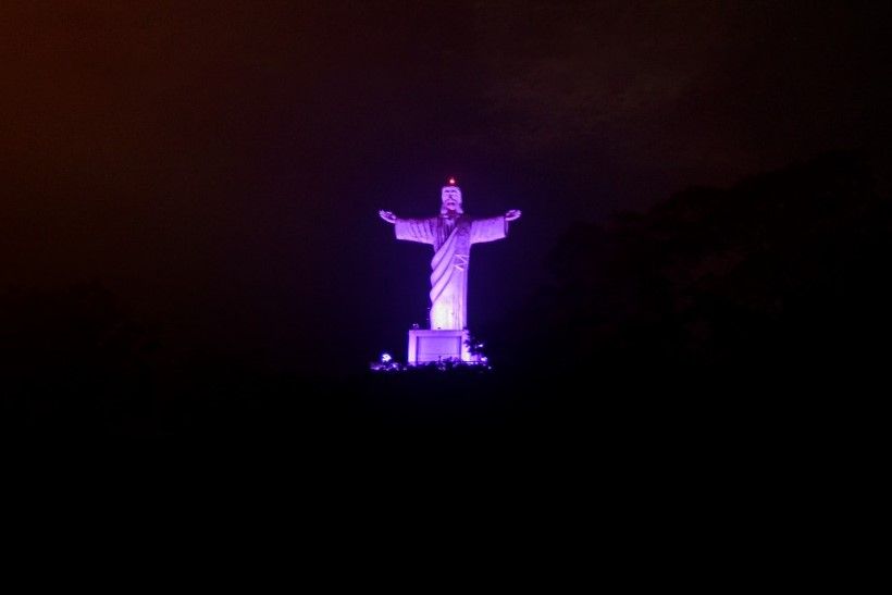 Cristo Salvador recebe nova iluminação led para acompanhar cores de campanhas mensais