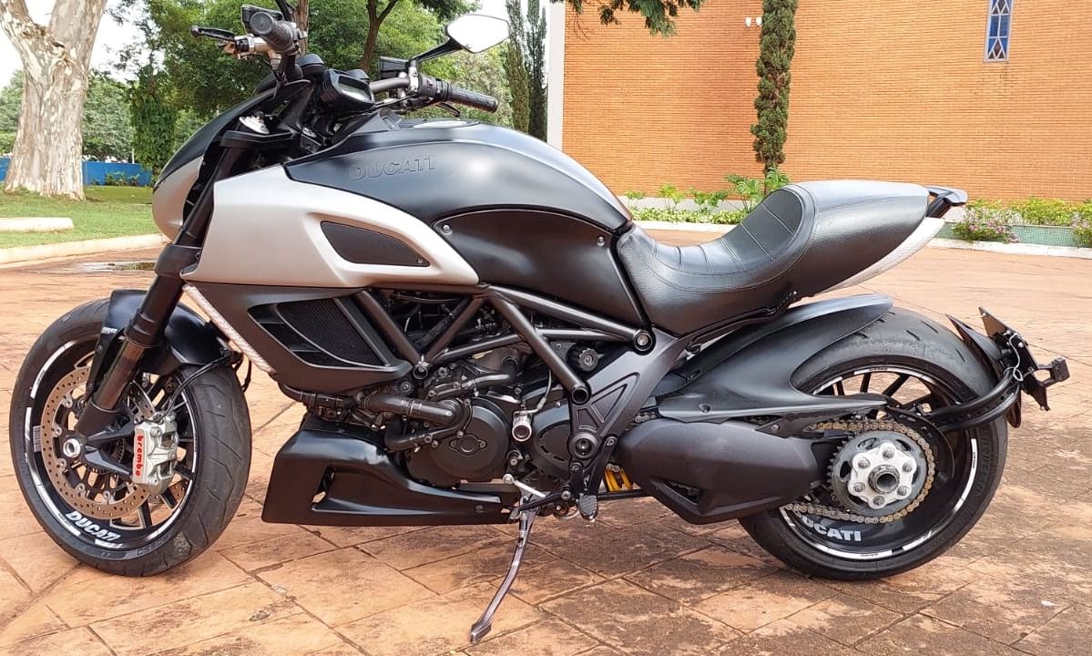 Vende-se Ducati Diavel 1198cc Dark – 2014