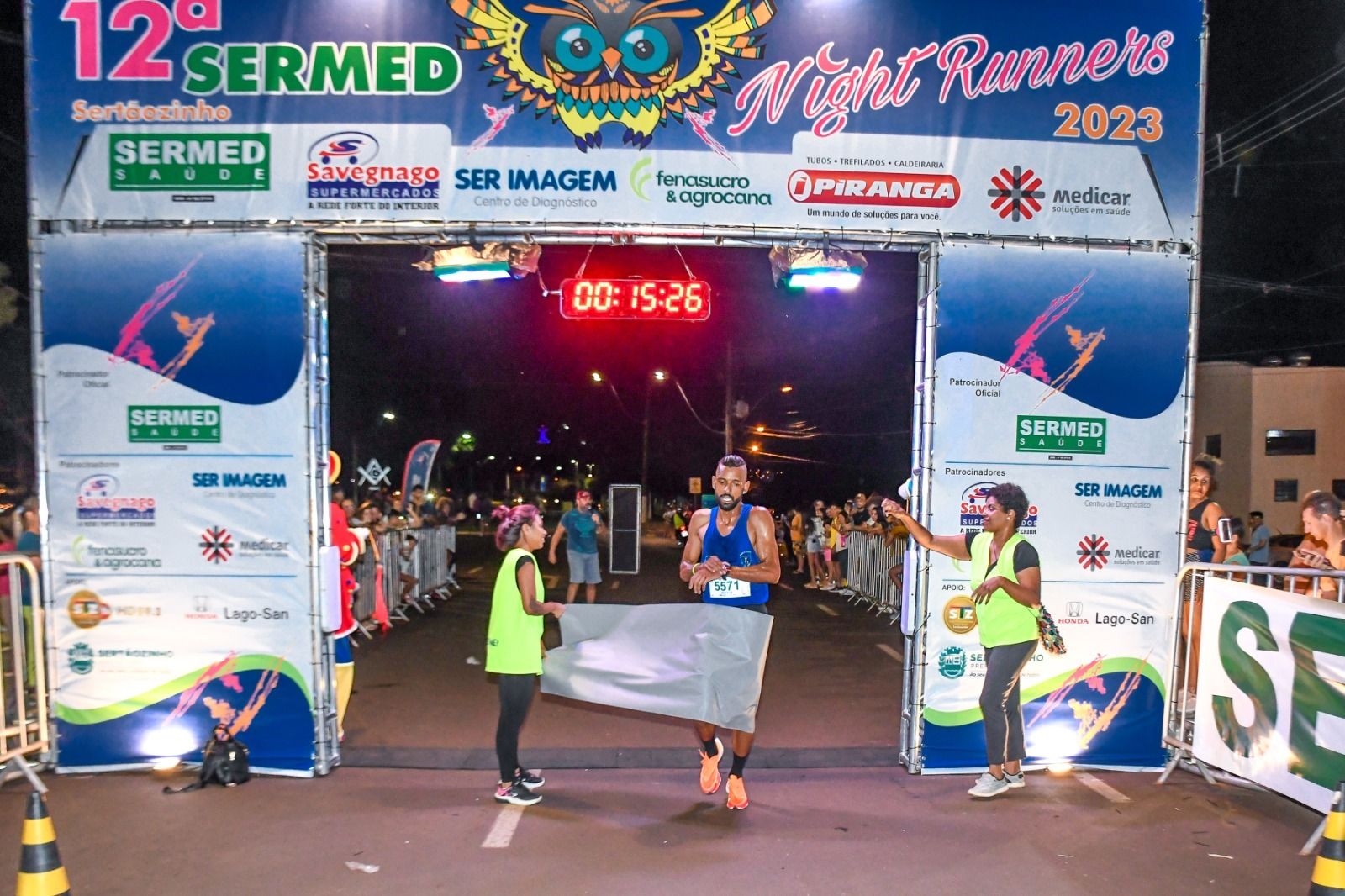 Atletas apoiados pela Prefeitura de Sertãozinho sobem ao pódio em corrida noturna