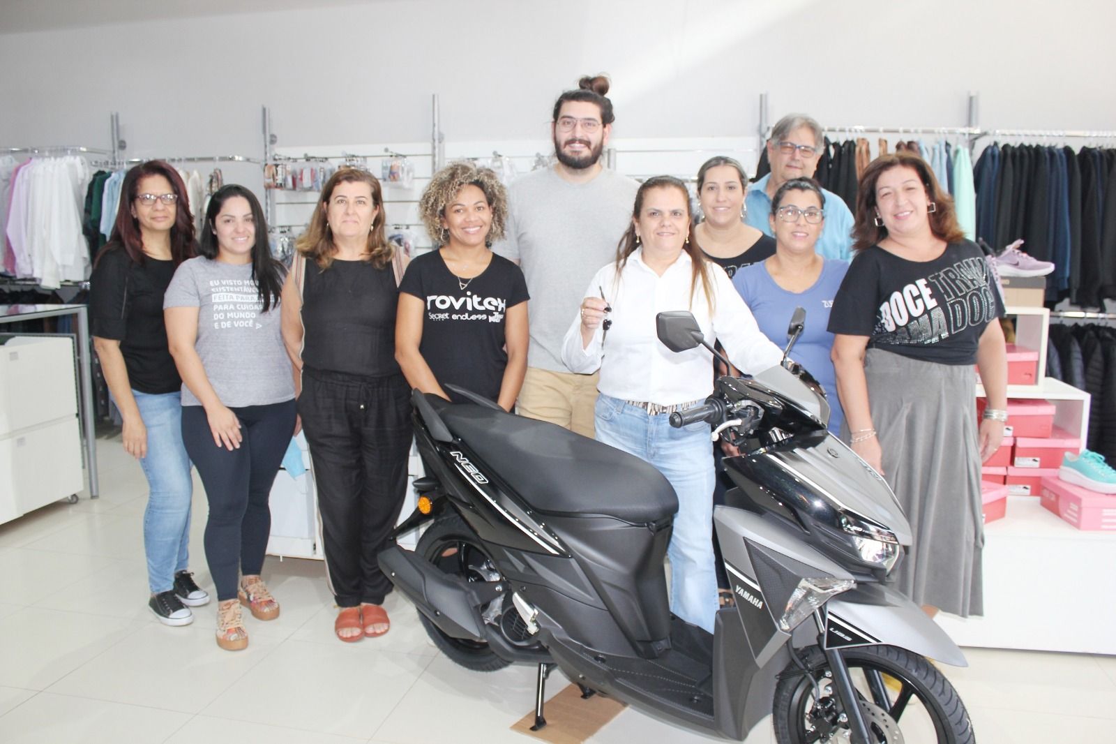 ACIS oficializa entrega de motocicleta 0 km para ganhadora da promoção “Mês das Mulheres”