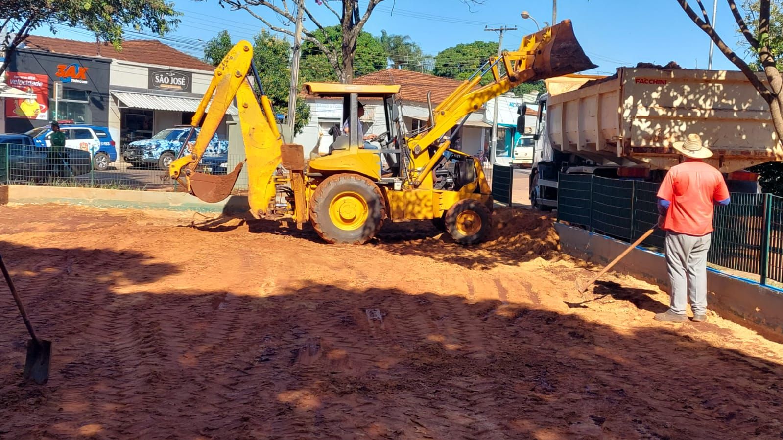 Praças em Cruz das Posses recebem obra de revitalização