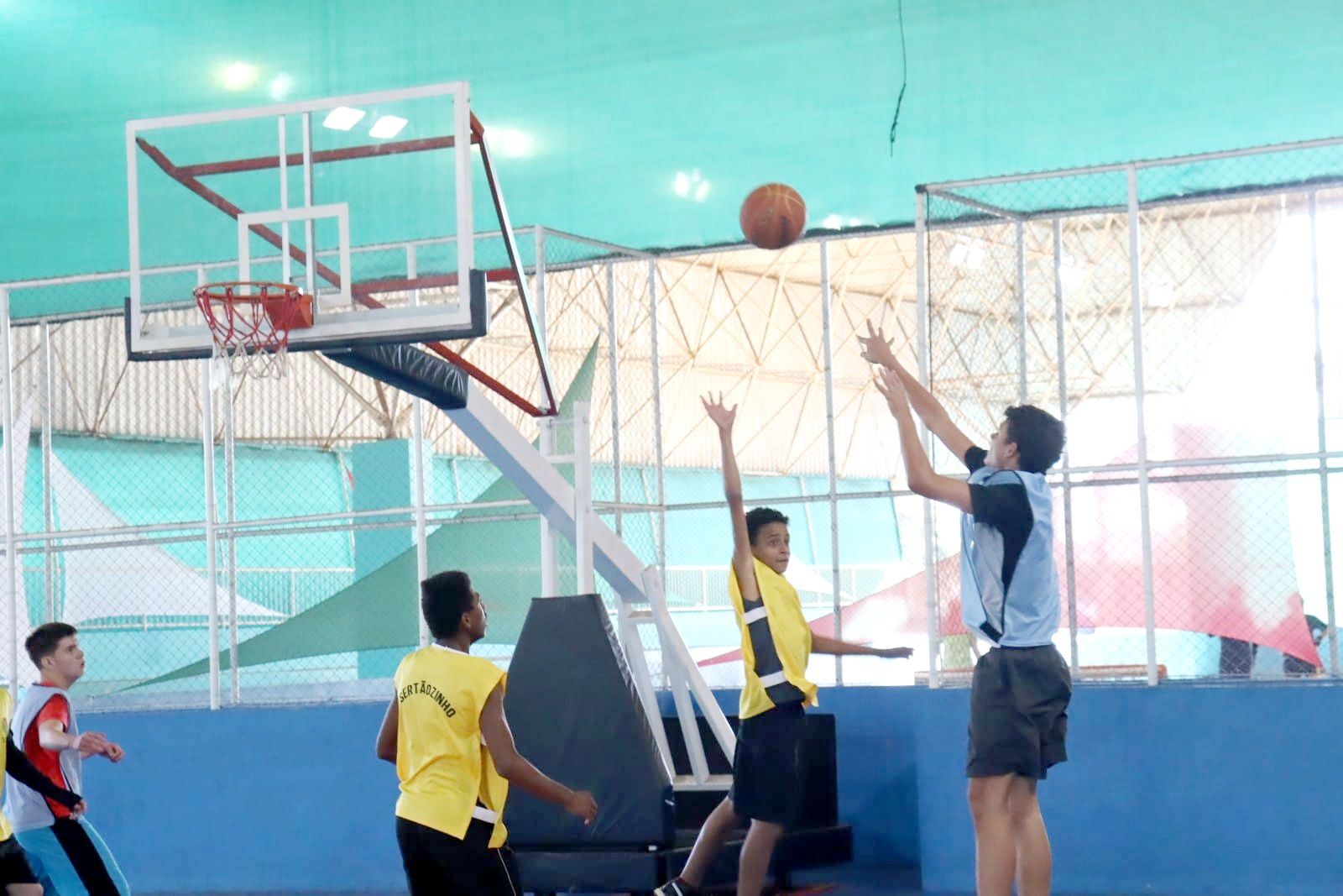 Festival de basquete reúne cerca de 100 alunos dos projetos da prefeitura