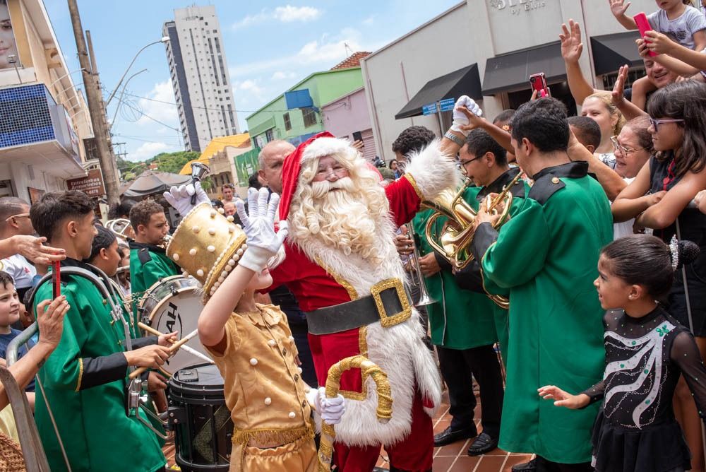 Centro de Sertãozinho já conta com iluminação natalina, feira gastronômica e Papai Noel