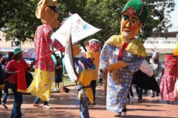 Carnaval em Ribeirão Preto terá bloco do Mané Gaiola, com os famosos bonecões de Sertãozinho