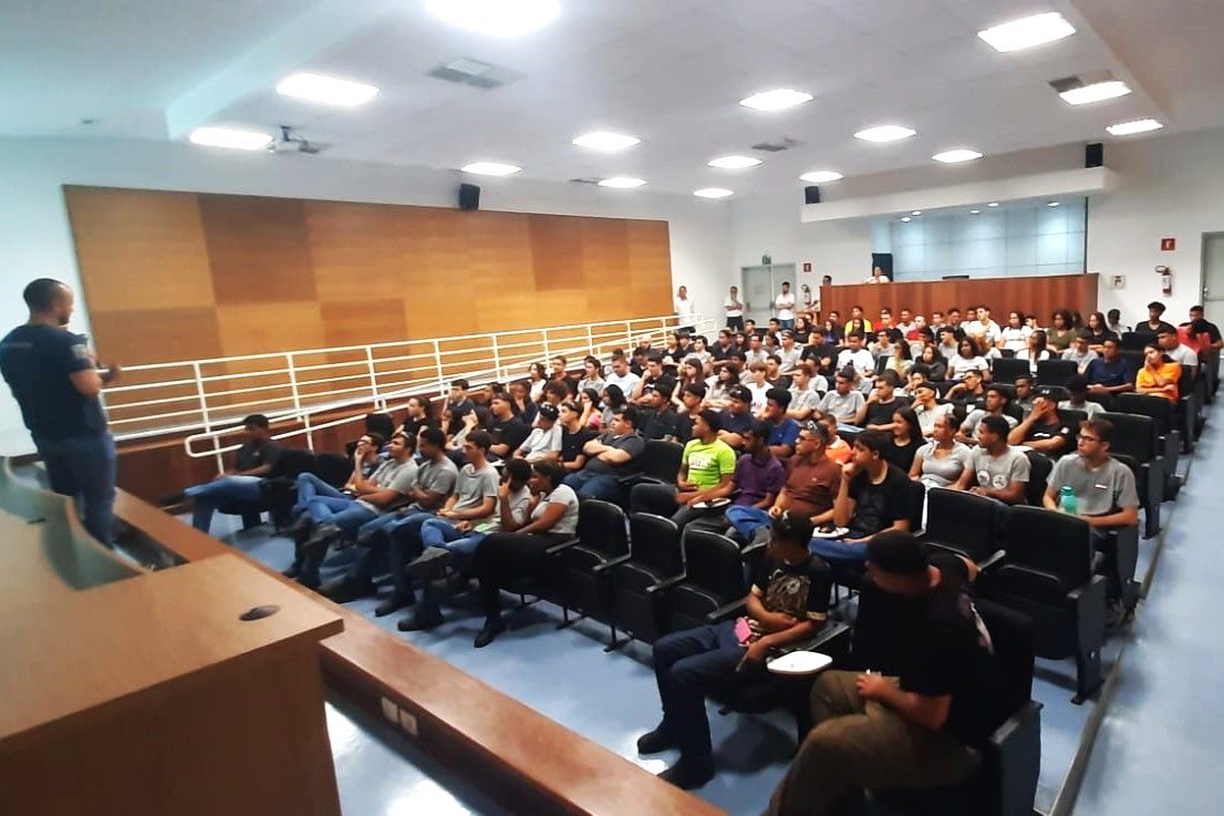 Controle de Vetores realiza palestra sobre dengue, zika e chikungunya para 500 alunos do Senai