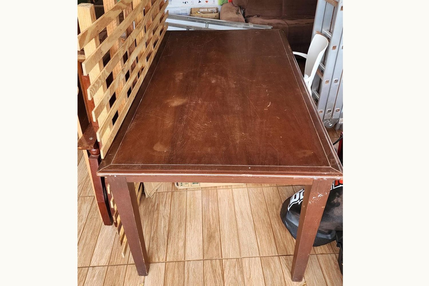 Vende-se mesa de madeira maciça