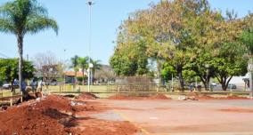 Começam as obras de reforma e revitalização na quadra esportiva da Praça “José Hélio Baldo”