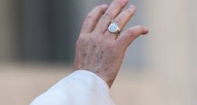 CATOLICISMO - Por que o Papa não gosta que beijem seu anel