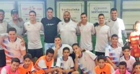 Estrela do Futsal visita escola de futebol de Sertãozinho