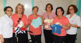 Santa Casa de Sertãozinho recebe doação de casacos e sapatinhos de crochê do Lions Clube de Sertãozinho