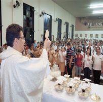 O que devemos rezar quando o padre eleva a hóstia e o cálice?