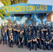 Oficiais da GCM Sertãozinho fazem treinamento para comandar cães policiais