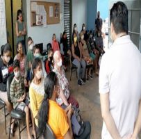 Crianças e idosos da Vila Garcia recebem apresentação musical