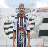 Leão oficializa atacante