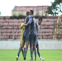 Leão vence em jogo-treino