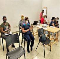 Idosos aprendem configurações e uso de aplicativos de smartphones em biblioteca de Sertãozinho