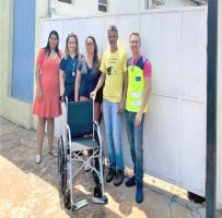 Fundo Social de Sertãozinho recebe doação de cadeira de rodas