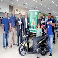 ACIS, Sicredi e Copercana realizam a entrega de uma motocicleta 0 km ao ganhador da promoção “Economia Local”