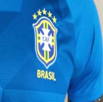 A história de fé e improviso em torno da camisa azul da seleção brasileira