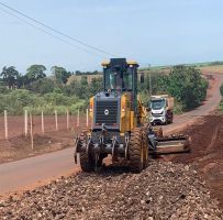 Prefeitura de Sertãozinho inicia recuperação de acostamento da estrada “Elídio Marchesi Filho”, em Cruz das Posses