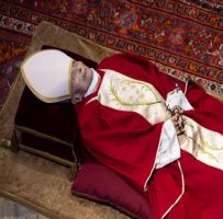 Por que o cristianismo coloca os mortos no centro de seus ritos?