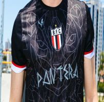 Com o desenho de um Pantera, Botafogo apresenta novo uniforme de aquecimento para 2023