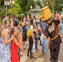 Prefeitura de Sertãozinho realiza desfile de Páscoa na rua Barão do Rio Branco